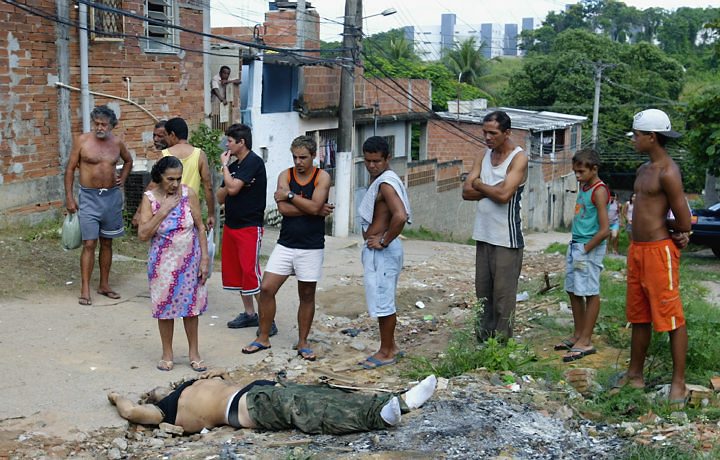 Resultado de imagem para imagens de pobres nos morros cariocas
